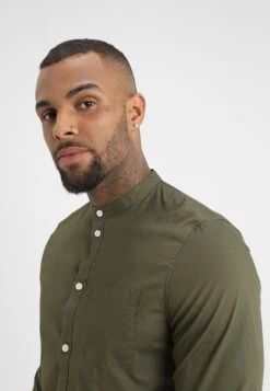 Pier One Muscle Fit Stand- Overhemd - Oliv 9 Pier One Muscle Fit Stand- Overhemd - Oliv -Pier One Verkoop 259eaf52e4d4427a96fee394df68933f