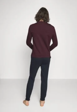 Pier One Pyjama -Dark Blue/Bordeaux 8 Pier One Pyjama -Dark Blue/Bordeaux -Pier One Verkoop 34a871e63fd34211ac4e777f2698adc7