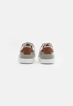 Pier One Unisex - Sneakers Laag - Light Grey 8 Pier One Unisex - Sneakers Laag - Light Grey -Pier One Verkoop 7c4e08796d2149fc9365f67598b7eb4f