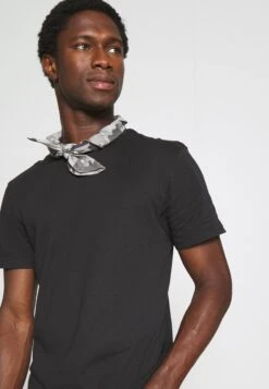 Pier One 3 Pack - T-Shirt Basic - Black/Mottled Dark Grey/Bordeaux -Pier One Verkoop ae9b9691c10949c5b4edc17929f8c13a