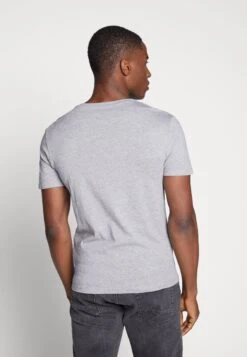 Pier One 3 Pack- T-Shirt Basic - Black, Grey, Green 8 Pier One 3 Pack- T-Shirt Basic - Black, Grey, Green -Pier One Verkoop b3e2272097fd45d28e31884f564c0681