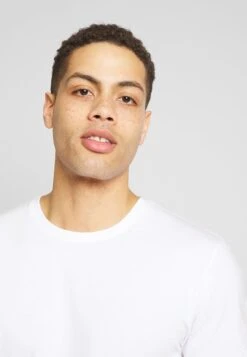 Pier One 3 Pack - T-Shirt Basic - White/Dark Blue/Red -Pier One Verkoop bb58520a3fdd4addbd204975d9a479ed